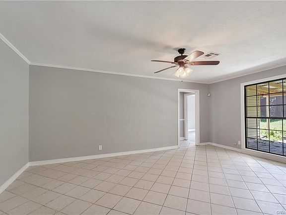 5th image of 821 Robinhood St