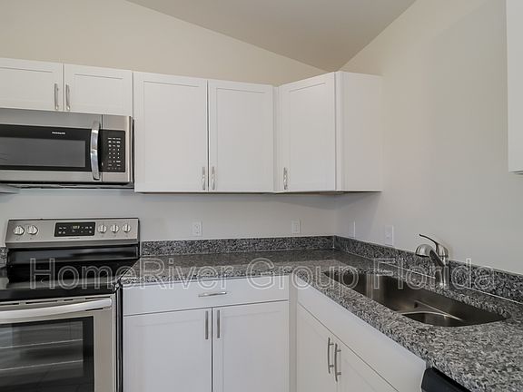5th image of 907 NE 9th St