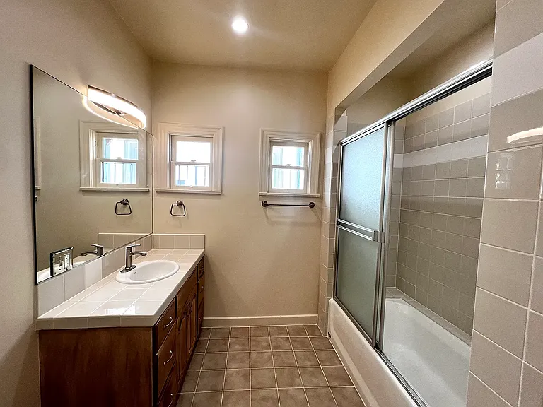 312 N Palm Dr — Photo 22