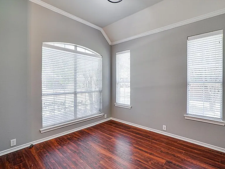 7657 Ravenhill Dr — Photo 4