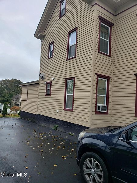 4th image of 34 3rd Avenue