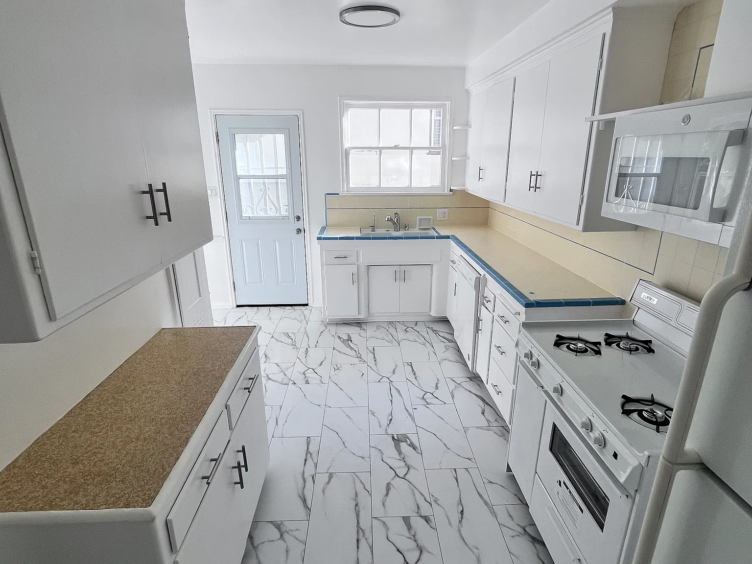 2 bed, 1400 sqft, $3,895 — Photo 4
