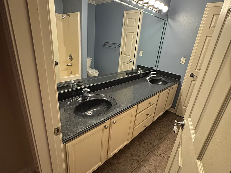 557 Versailles Blvd — Photo 5