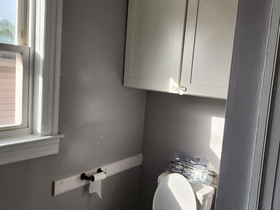1st image of 706 Prairie Ave Floor 1