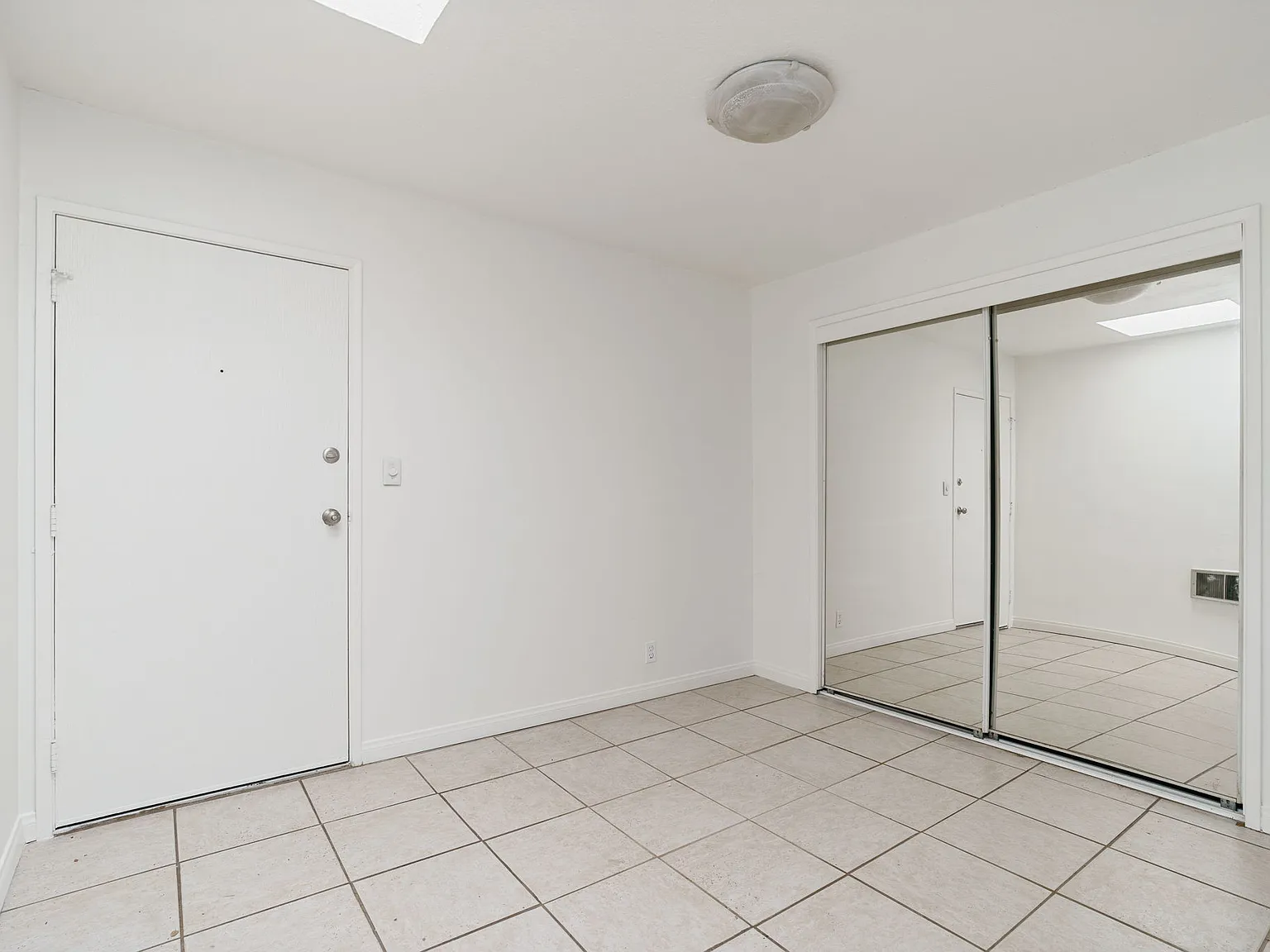 Studio, 560 sqft, $2,350 — Photo 1
