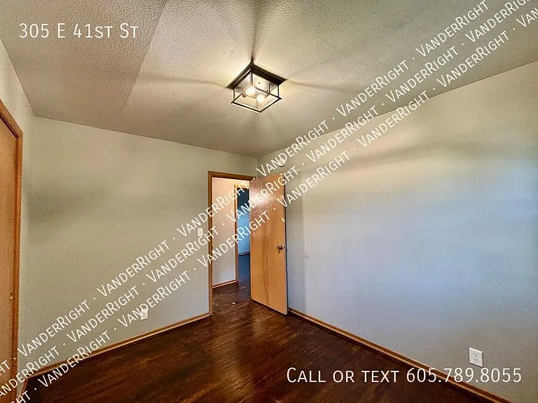 305 E 41st St — Photo 13