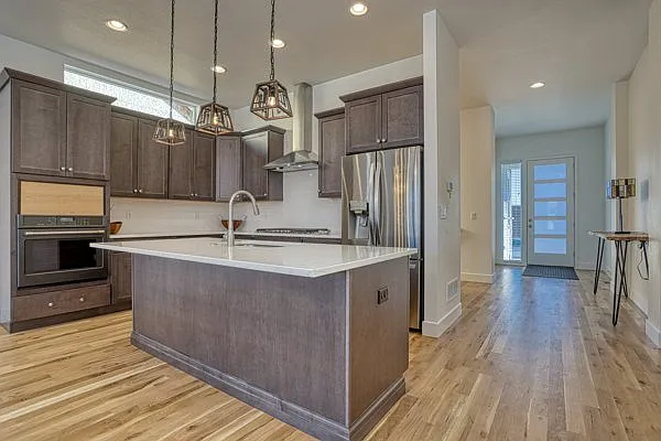 5 bed, 3556 sqft, $5,500 — Photo 2