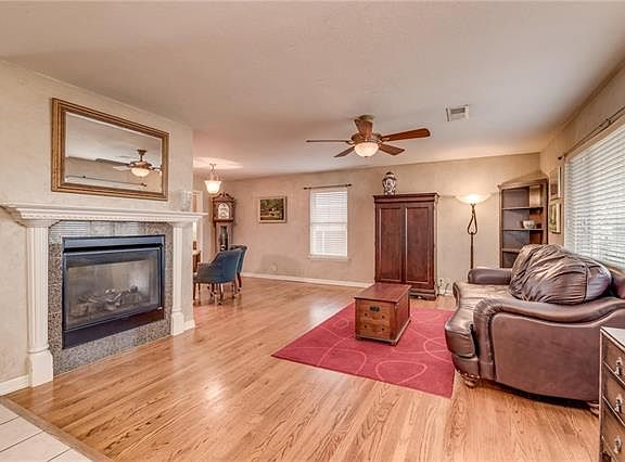 3rd image of 9433 Lynngrove Dr