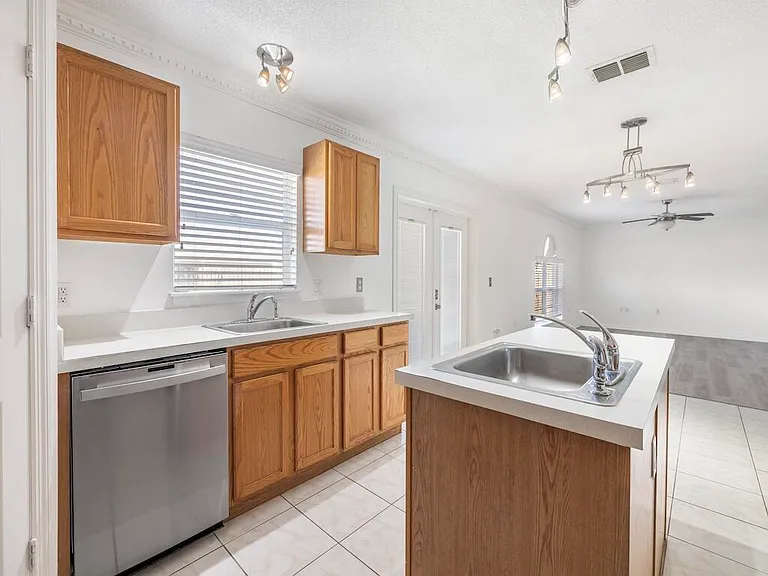 981 SW McElroy Ave — Photo 15
