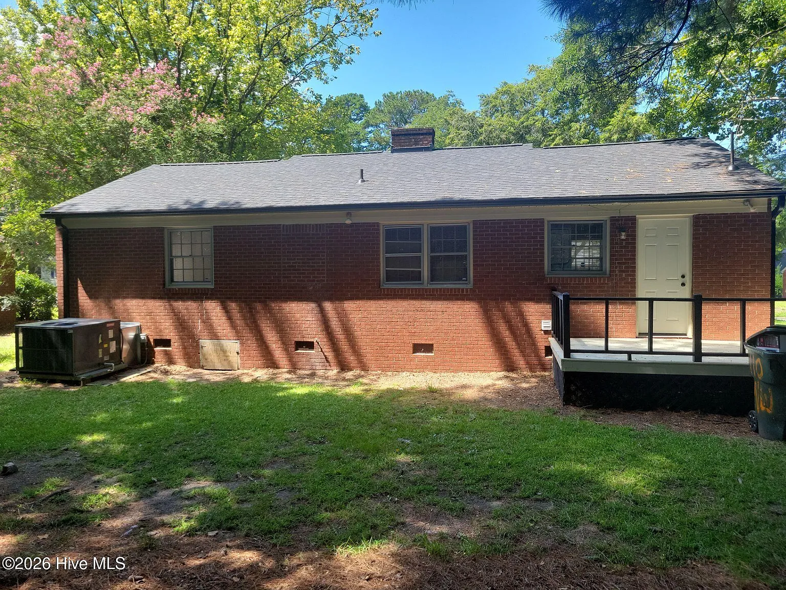 3 bed, 1.0 bath, 1182 sqft, $1,650 — Photo 3
