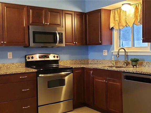 3rd image of 69 Northwest Dr APT 9