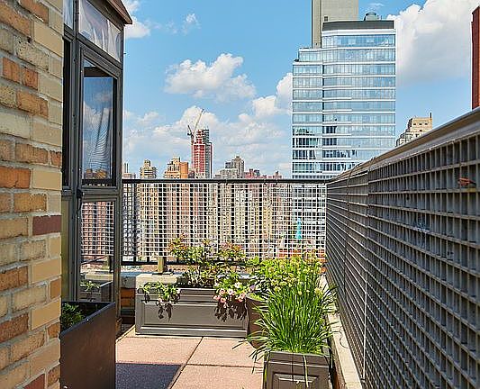 5th image of 245 E 72nd St #Phe