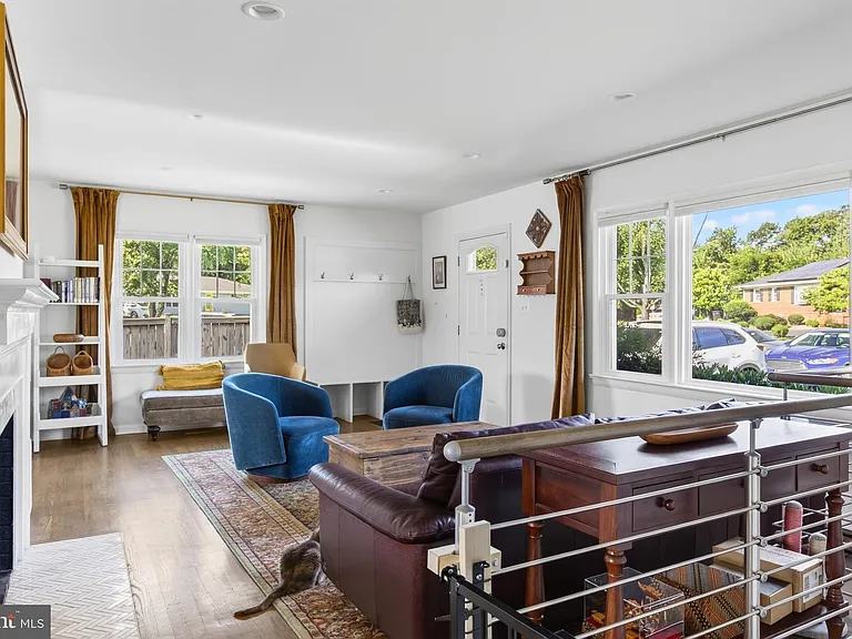 1015 Woods Pl — Photo 7