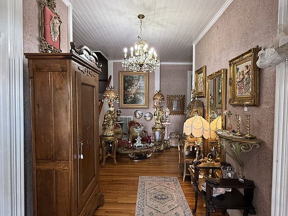 5th image of 213 Pulaski St
