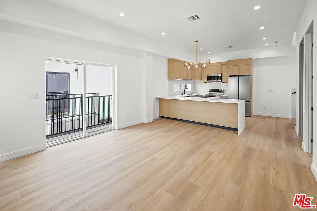 4 bed, 2000 sqft, $5,500 — Photo 3