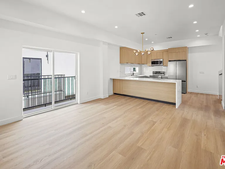 11006 Hortense St #1/2 — Photo 32