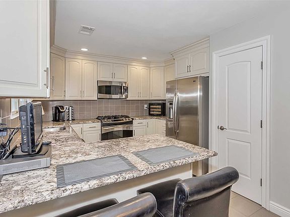 3rd image of 102 Lakebridge Dr N