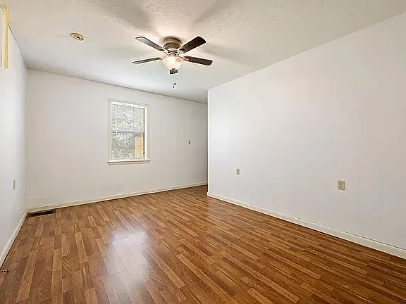 3 bed, 1600 sqft, $1,200 — Photo 1