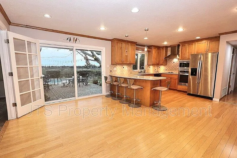 4 bed, 4.0 bath, 2650 sqft, $4,235 — Photo 4