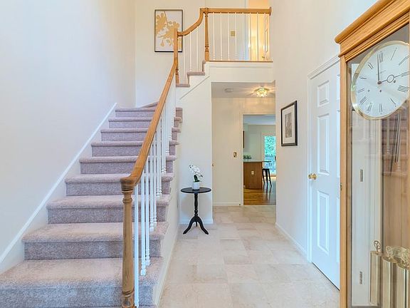 4th image of 5 Woodbury Dr