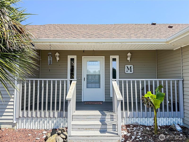 2nd image of 526 Canal Drive NE