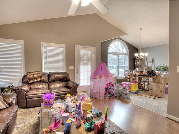 5th image of 11 Westminster Dr