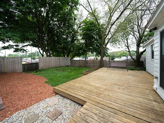4th image of 820 Everglade Dr SE