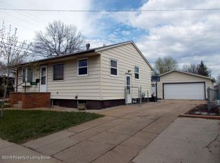 260 9th St W, Dickinson, ND 58601