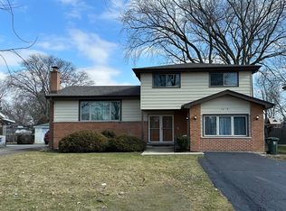 1415 N Lama Ln, Mount Prospect, IL 60056