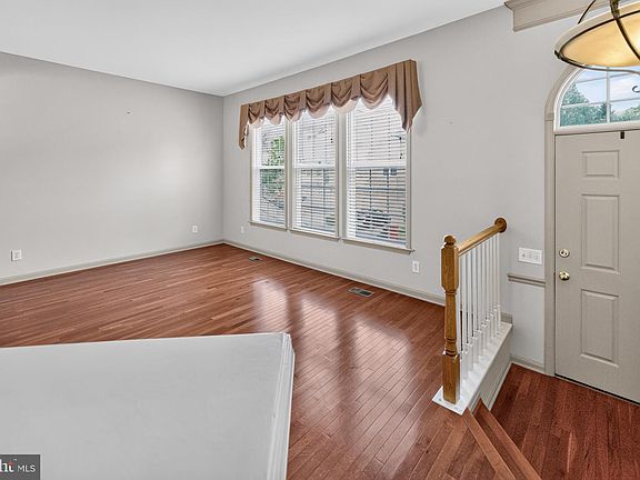 3rd image of 32 Charter Oak Ct