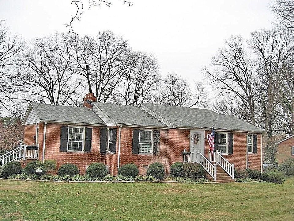 1st image of 802 Oakwood Dr