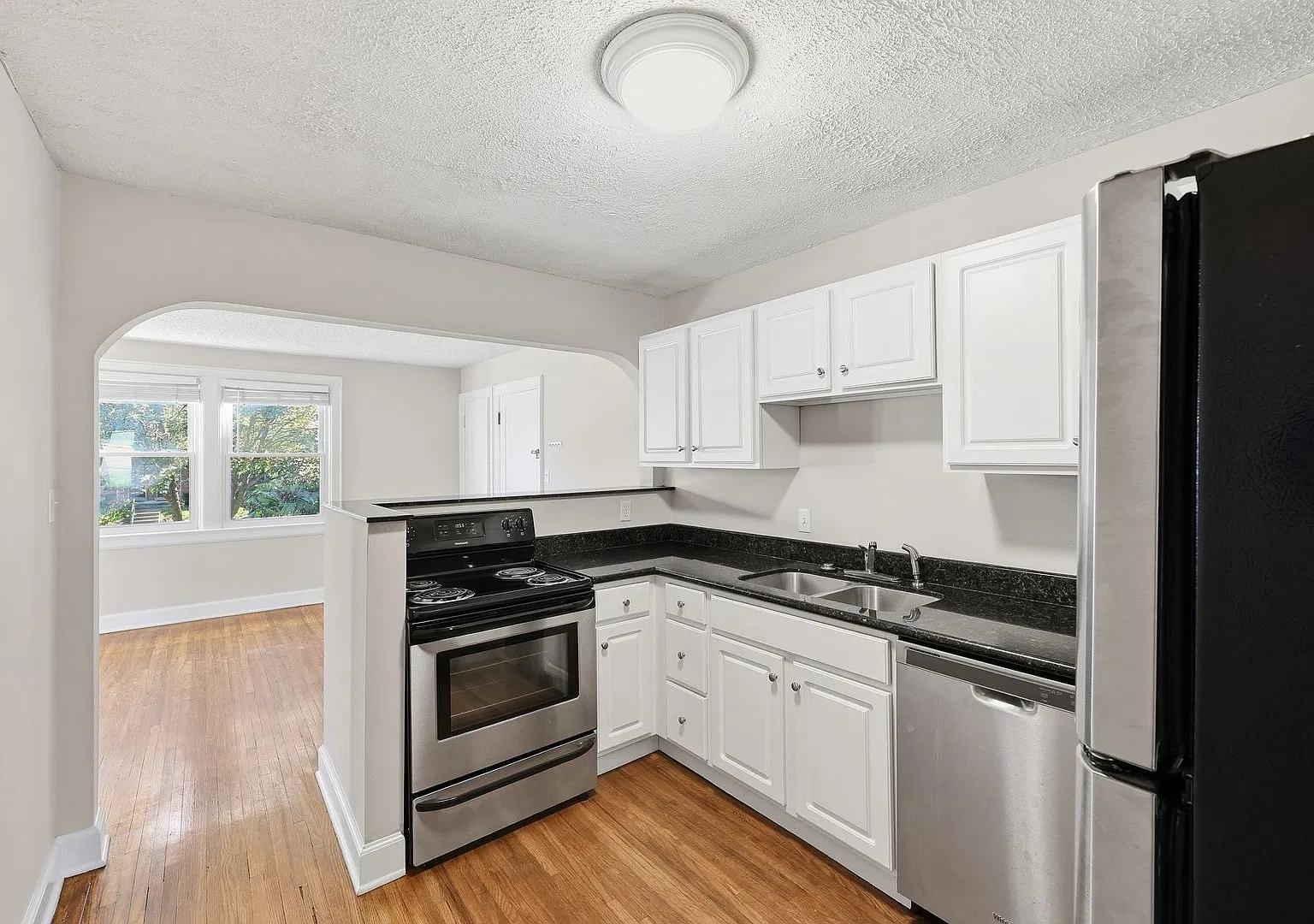 1377 Northwest Blvd - Apt A — Photo 2