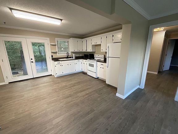 3rd image of 489 Arnold Dr