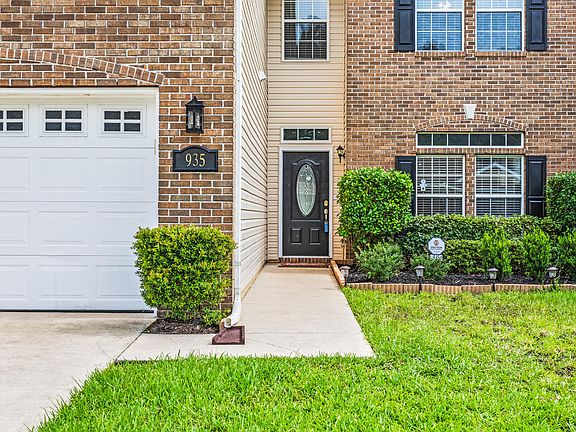 3rd image of 935 Churchhill Ln