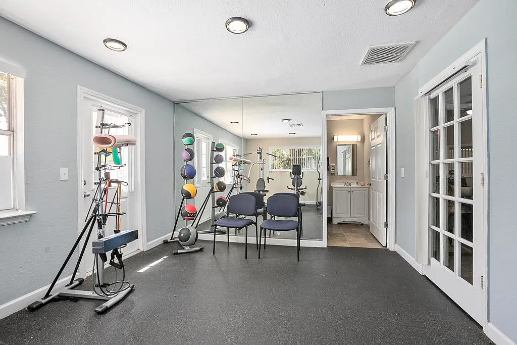 Bella Lago Apartments — Photo 4