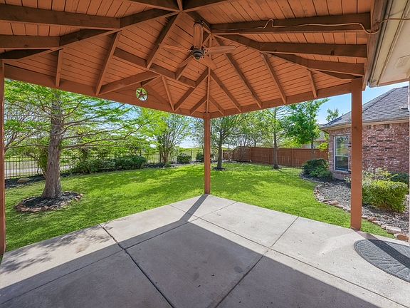 5th image of 1013 Royal Oaks Dr