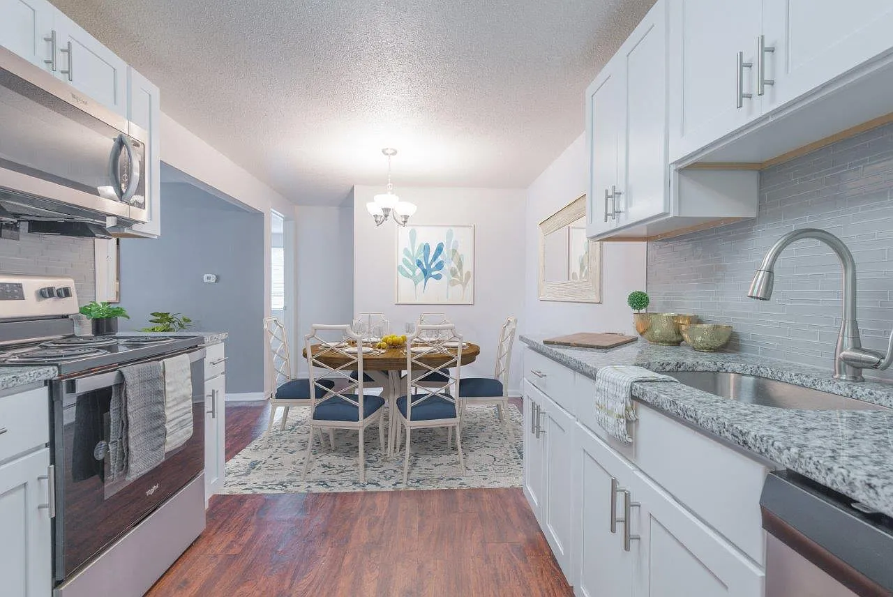 Kings Court Manor Apartment Homes — Photo 3
