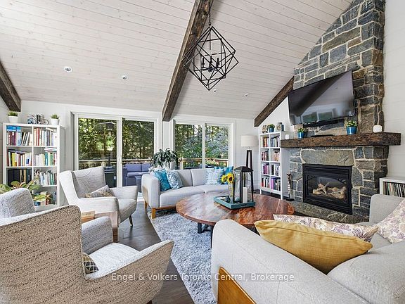 3rd image of 8 Bartlett Dr