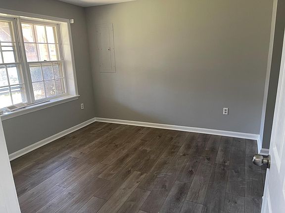 3rd image of 8495 Silverview Dr