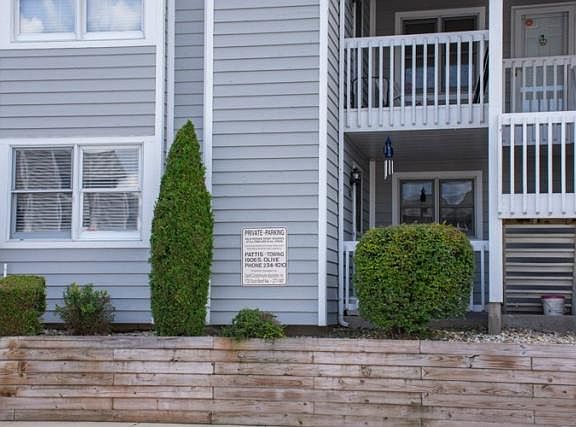 3rd image of 1524 N Oak Hill Dr #L-3