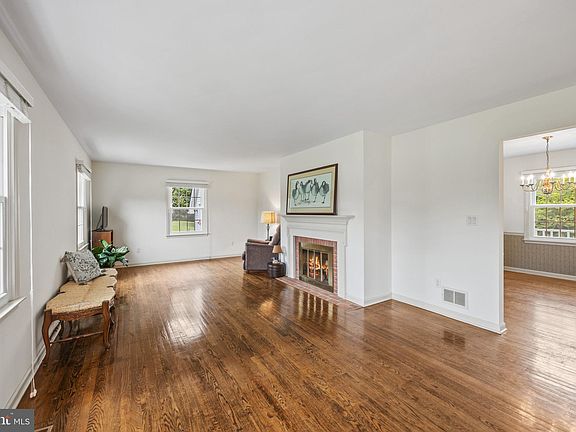 4th image of 117 Governors Way S