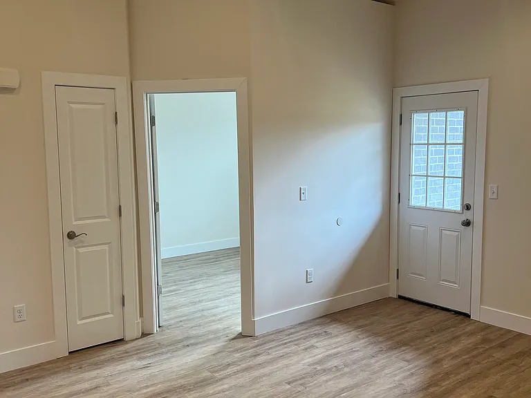 409 Court Yard Ln — Photo 31