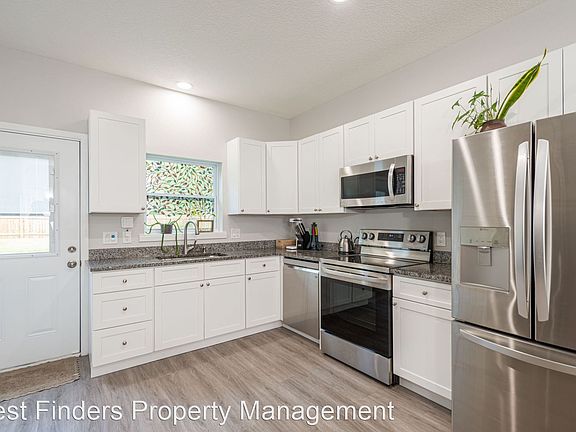 5th image of 461 Herbert St