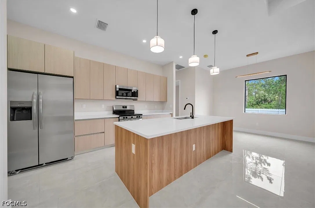 4 bed, 3.0 bath, 1619 sqft, $2,500 — Photo 4