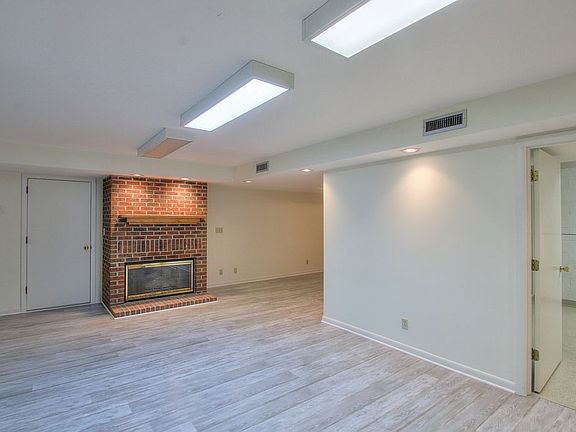 3rd image of 4910 Darlington Ct