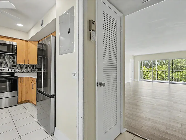 3250 N Palm Aire Dr #406 — Photo 35