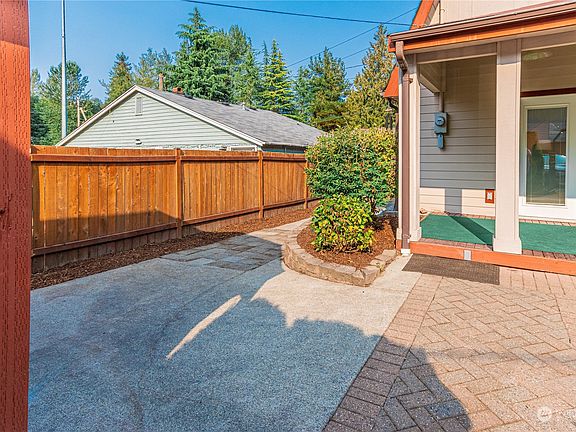 4th image of 2710 Pioneer Way E