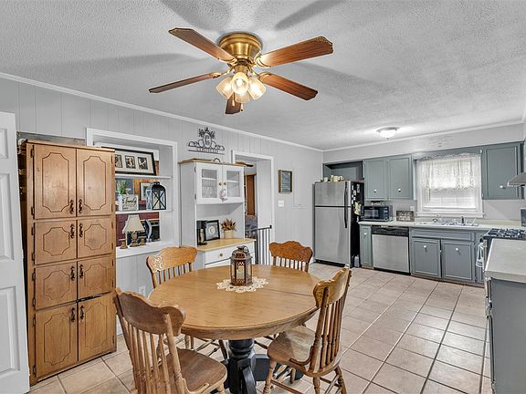 3rd image of 323 Franklynn Dr
