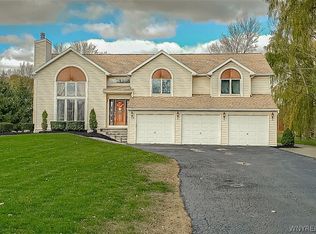 5507 Oakwood Dr, North Tonawanda, NY 14120