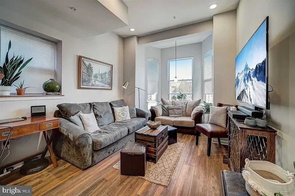 3 bed, 1245 sqft, $2,400 — Photo 1